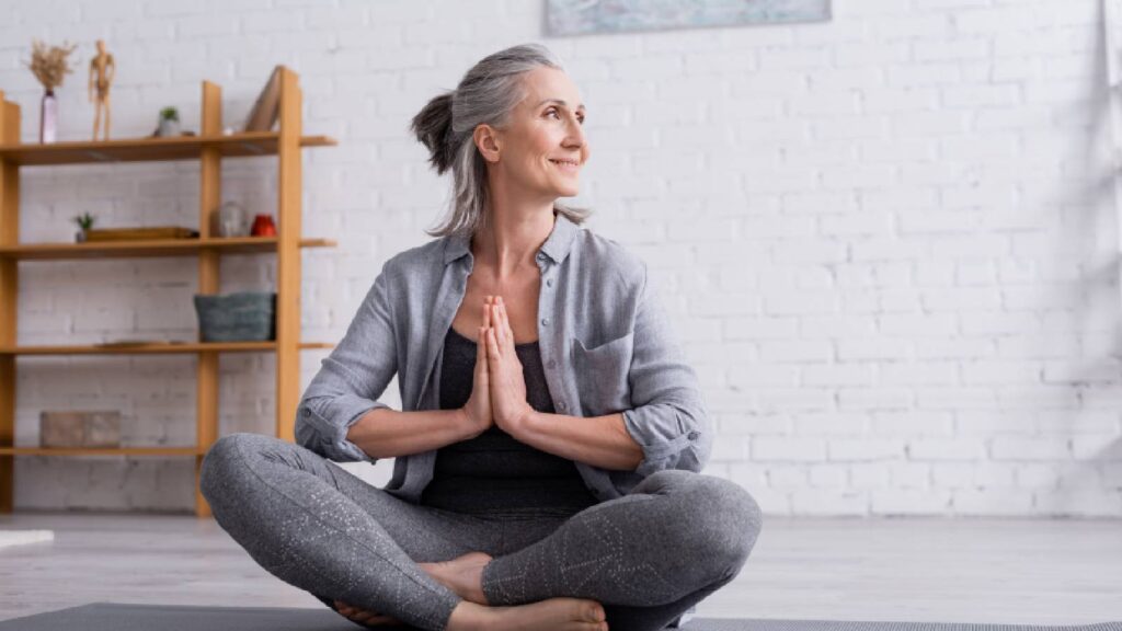 10 yoga poses to get rid of menopause belly